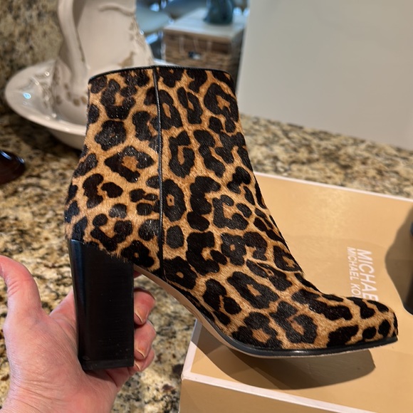 Michael Kors Margaret Bootie printed Haircalf - Picture 10 of 16
